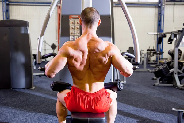 Mannelijke bodybuilder doen oefeningen in de sportschool — Stockfoto