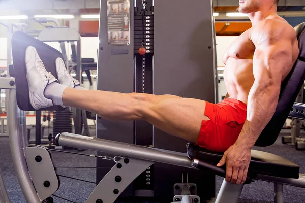 Erkek vücut geliştirmeci bir spor salonunda egzersizleri yapıyor — Stok fotoğraf