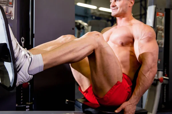 Männlicher Bodybuilder macht Übungen in einem Fitnessstudio — Stockfoto