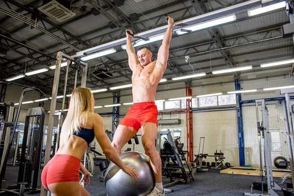 Bodybuilder masculin faisant des exercices dans une salle de gym — Photo