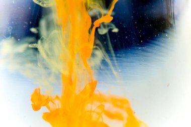 bir damla su ile bir kavanoz içine dökme boya