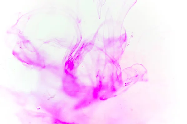 Uma gota de tinta derramando na água — Fotografia de Stock