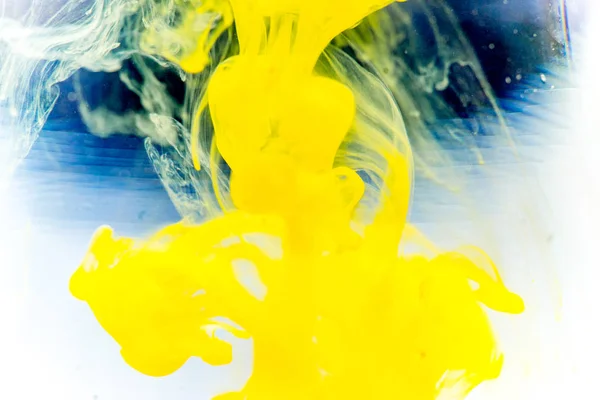 Bir damla su dökme boya — Stok fotoğraf