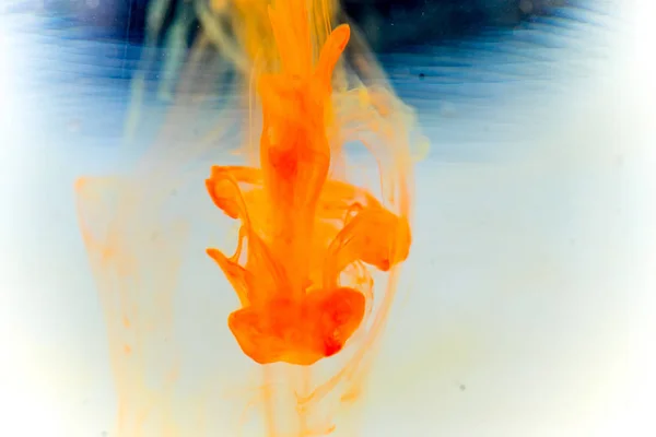 Une goutte de peinture versant dans l'eau — Photo