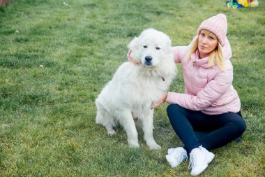 Güzel bir kadın onu köpek yürüyor