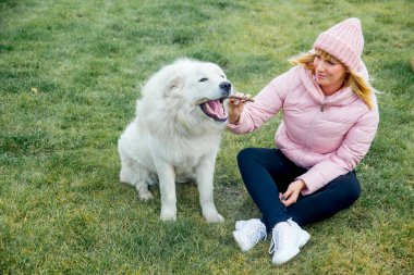 Güzel bir kadın onu köpek yürüyor