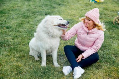 Güzel bir kadın onu köpek yürüyor
