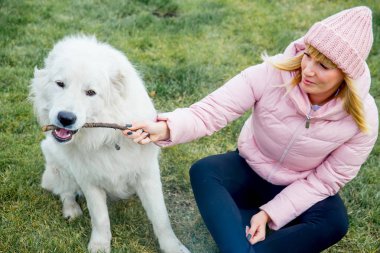 Güzel bir kadın onu köpek yürüyor