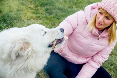 Güzel bir kadın onu köpek yürüyor