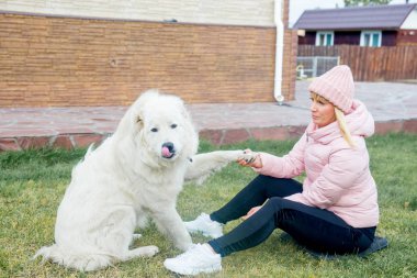 Güzel bir kadın onu köpek yürüyor
