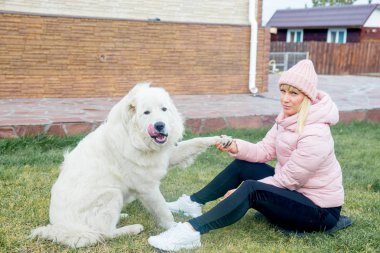 Güzel bir kadın onu köpek yürüyor