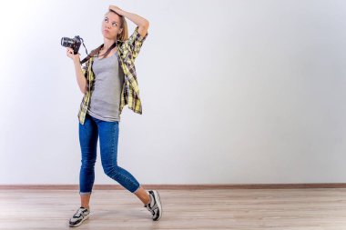 farklı fotoğrafçı pozlar: bükme, çömelme, yalancılık aşağı