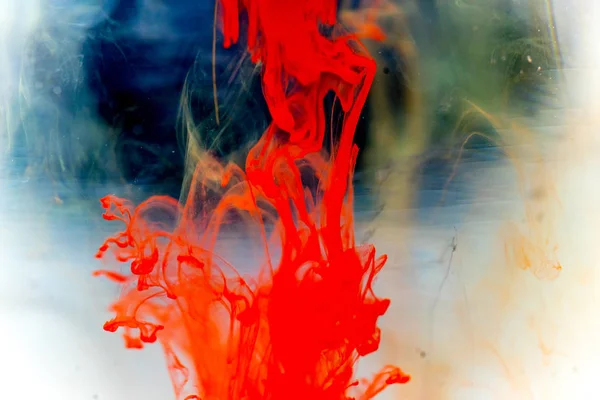 Una gota de pintura vertiendo en el agua — Foto de Stock