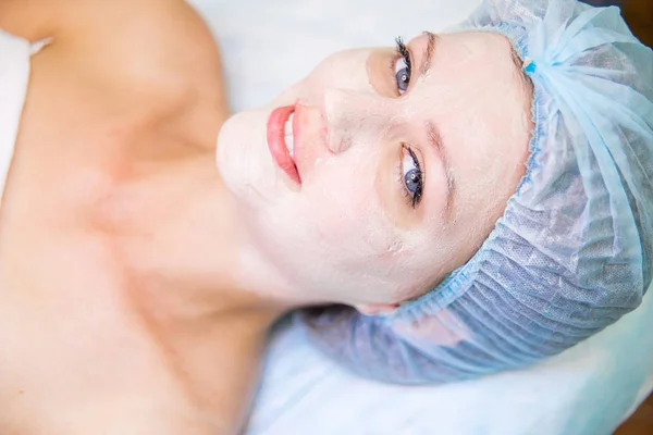 Joven Bonita Mujer Disfrutando Máscara Facial Centro Spa —  Fotos de Stock