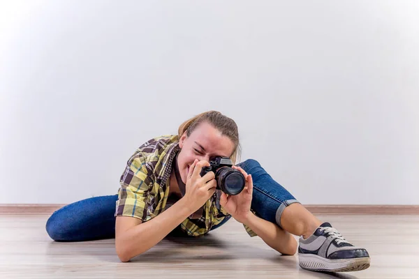 Fotograf w różnych pozach: gięcie, kucania, leżącej — Zdjęcie stockowe