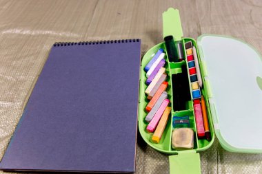 çalışma alanı bir tablo kalemleri ve boya fırçaları