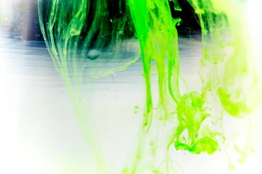 bir damla su dökme boya