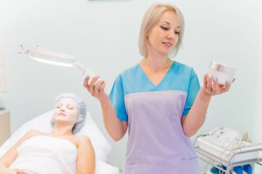 Kadın Güzellik Uzmanı Doktor spa merkezinde iş