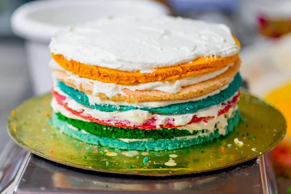 Diferentes tipos de pastelaria em uma padaria moderna — Fotografia de Stock