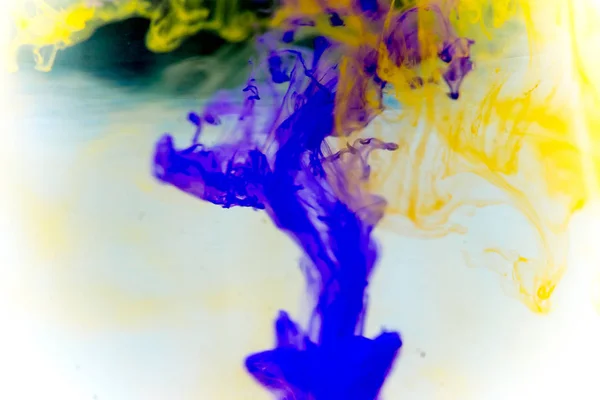 Una gota de pintura vertiendo en el agua — Foto de Stock