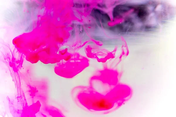 Ein Tropfen Farbe in Wasser gegossen — Stockfoto