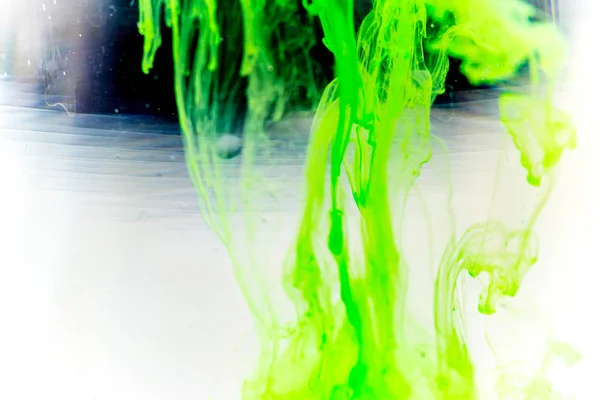 Капля краски, льющаяся в воду — стоковое фото