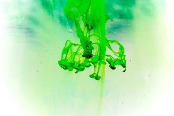 Una Gota Pintura Vertiendo Frasco Con Agua — Foto de Stock