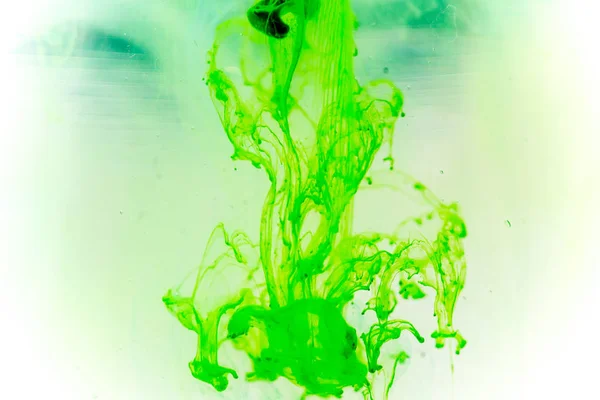 Bir damla su dökme boya — Stok fotoğraf
