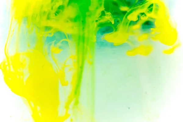Μια σταγόνα χρώμα ρίχνει στο νερό — Φωτογραφία Αρχείου