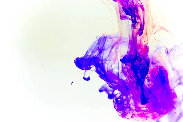 Una goccia di vernice versata in acqua — Foto Stock