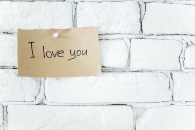 bir ahşap tahta üzerinde renkli yapışkan not