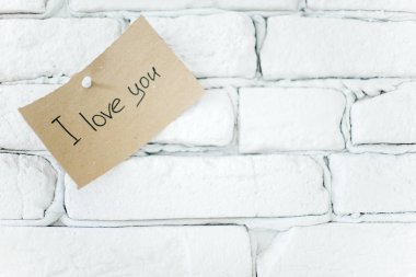 bir ahşap tahta üzerinde renkli yapışkan not