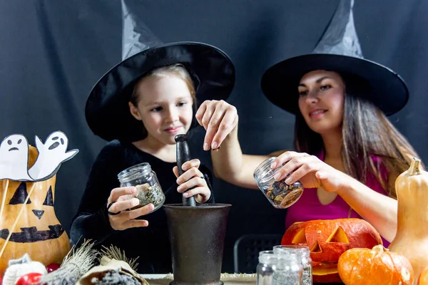 Matka i jej córka nosi kostiumy na halloween — Zdjęcie stockowe