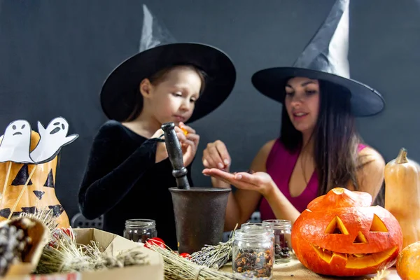 Madre y su hija con disfraces de halloween — Foto de Stock