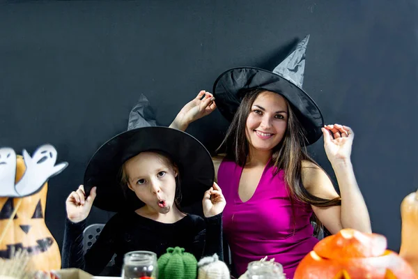 Madre y su hija con disfraces de halloween — Foto de Stock