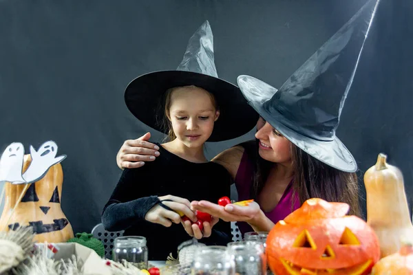 Madre y su hija con disfraces de halloween — Foto de Stock