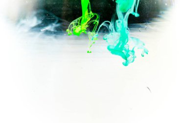 bir damla su dökme boya