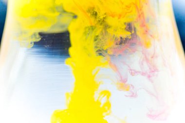 bir damla su dökme boya