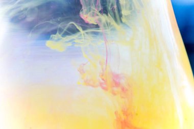 bir damla su dökme boya