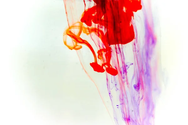 Egy csepp festék ömlött a víz — Stock Fotó