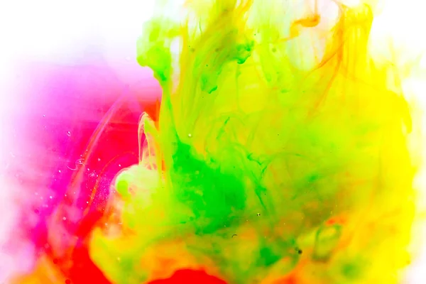 Ein Tropfen Farbe in Wasser gegossen — Stockfoto