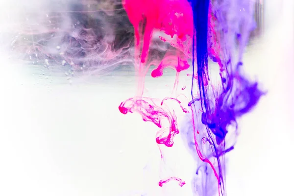 Una goccia di vernice versata in acqua — Foto Stock