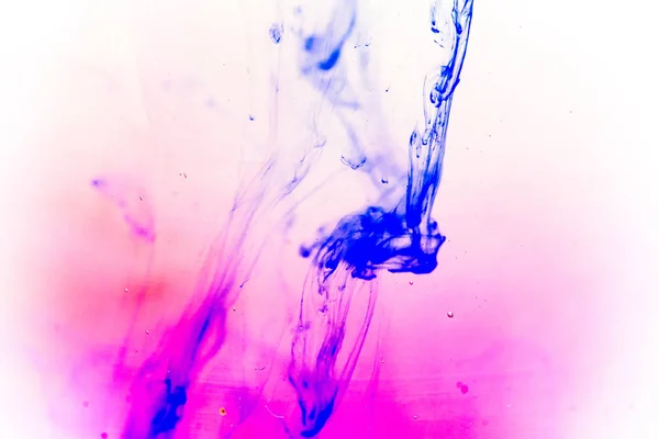 Una gota de pintura vertiendo en el agua — Foto de Stock