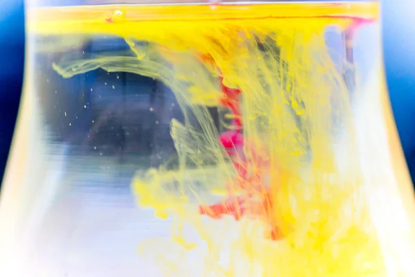 Una gota de pintura vertiendo en el agua — Foto de Stock