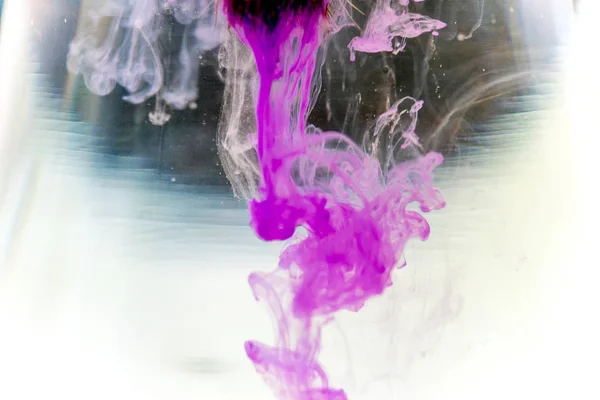 Una gota de pintura vertiendo en el agua — Foto de Stock