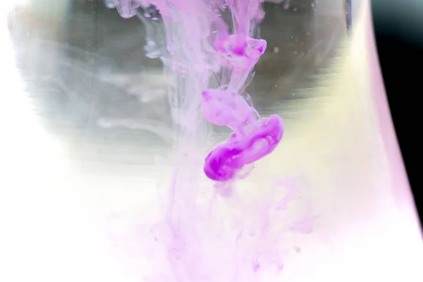 한 방울의 물에 페인트 — 스톡 사진