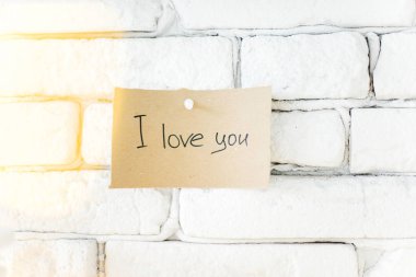 bir ahşap tahta üzerinde renkli yapışkan not