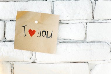 bir ahşap tahta üzerinde renkli yapışkan not