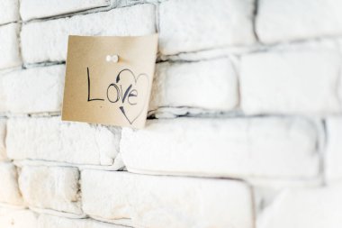 bir ahşap tahta üzerinde renkli yapışkan not