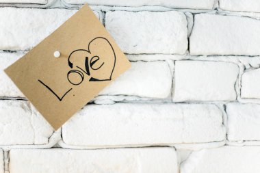 bir ahşap tahta üzerinde renkli yapışkan not